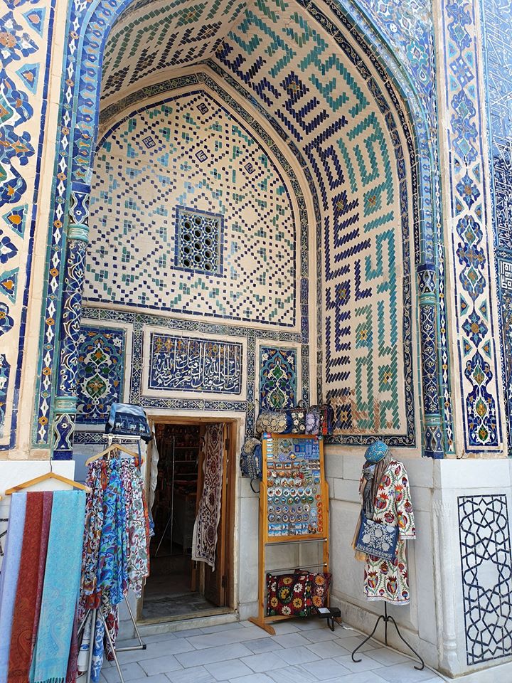 Intrare cu arc decorat și placaje ceramice geometrice