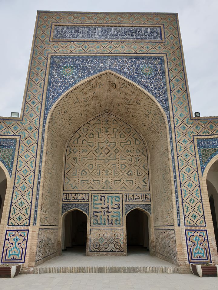 Portal înalt cu arc și decorațiuni geometrice albastre