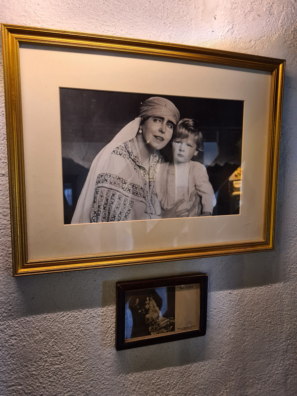 Fotografie alb-negru înrămată, agățată deasupra unei fotografii mai mici.