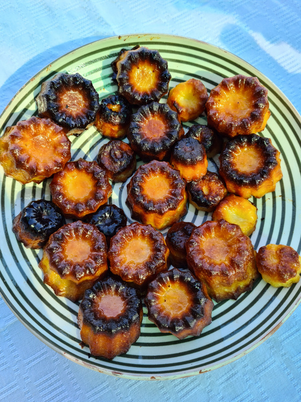 Prăjituri mici cu crustă rumenită, așezate pe o farfurie cu dungi.