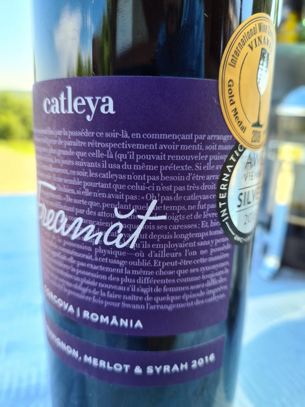 Etichetă mov de vin Catleya, cu text și medalii imprimate.