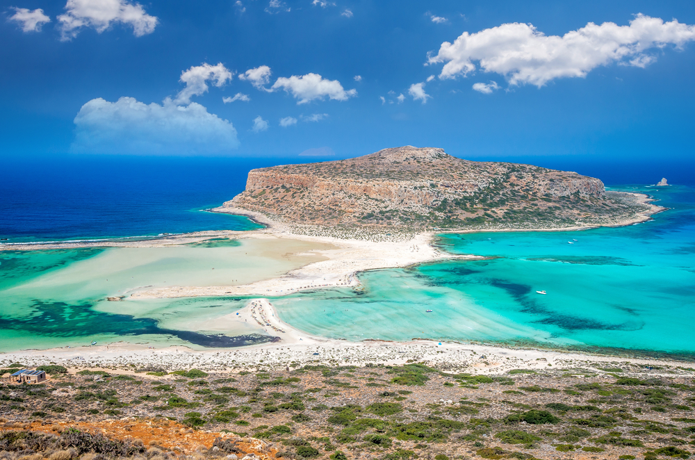 Laguna Balos cu bancuri de nisip și peninsulă stâncoasă