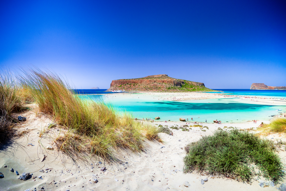 Plajă cu dune și iarbă lângă laguna turcoaz Balos