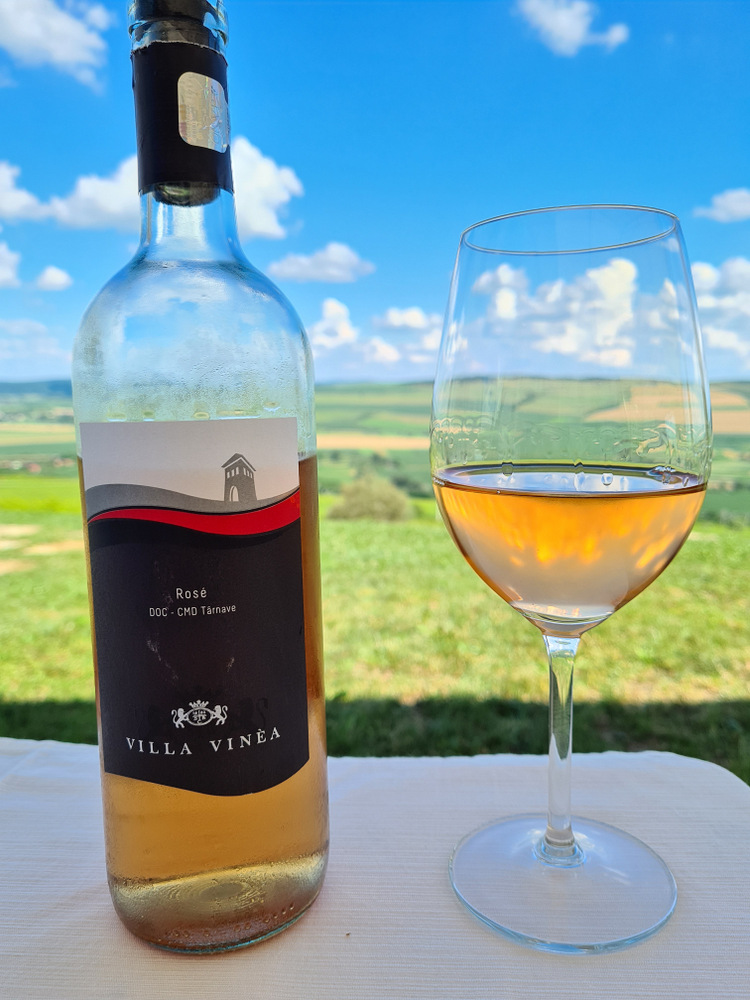 Sticlă Villa Vinea și pahar cu vin pe masă