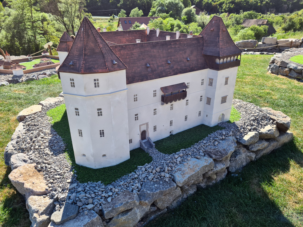 Machetă de castel alb cu turnuri și acoperișuri roșii