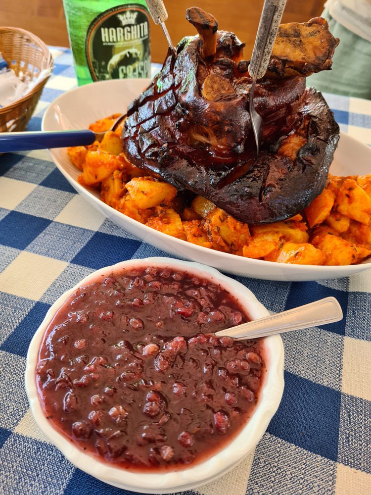 Carne rumenită și garnitură, lângă un bol de fasole