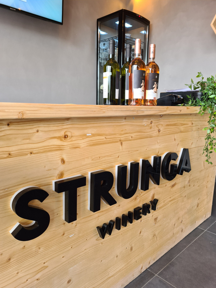Tejghea din lemn cu inscripția Strunga Winery