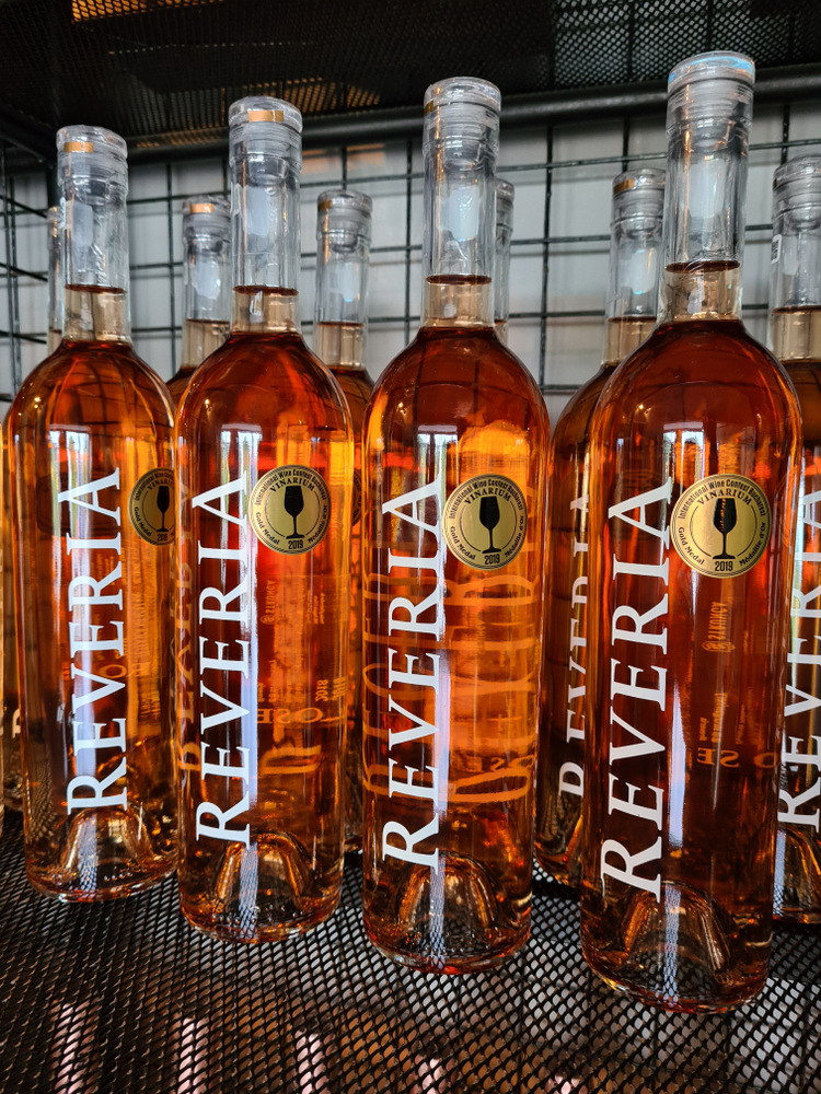 Sticle de vin rosé cu inscripția Reveria