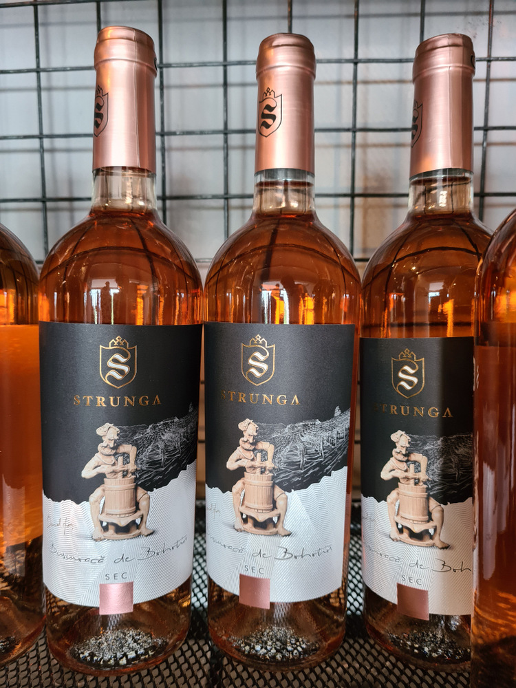 Trei sticle de vin rosé cu etichete ilustrate