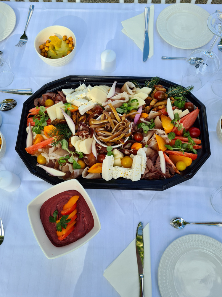 Platou cu legume, brânzeturi și mezeluri pe masă