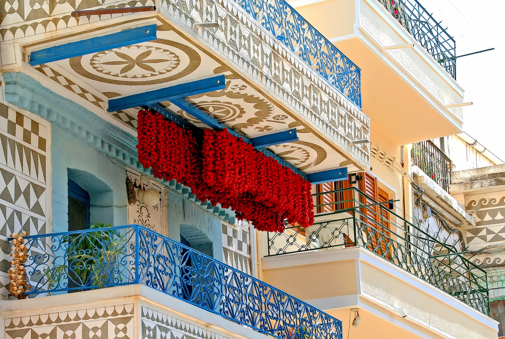 Balcon cu motive geometrice și șiruri de ardei roșii