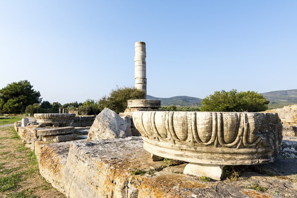 Ruine din piatră cu o coloană în picioare