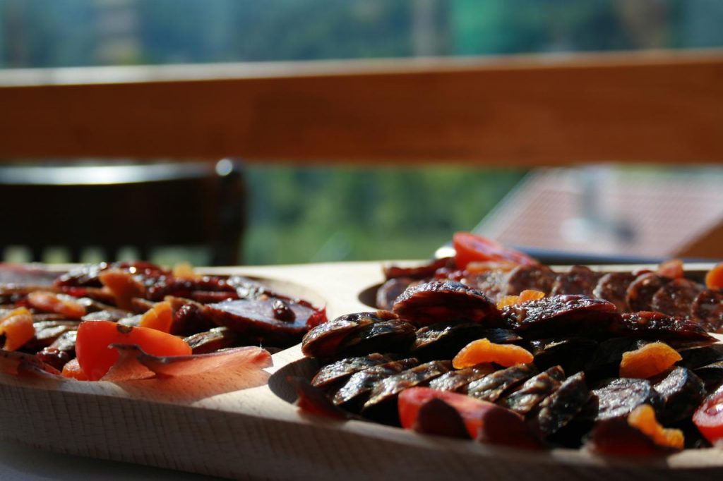 Prim-plan cu preparate din carne și legume pe platou