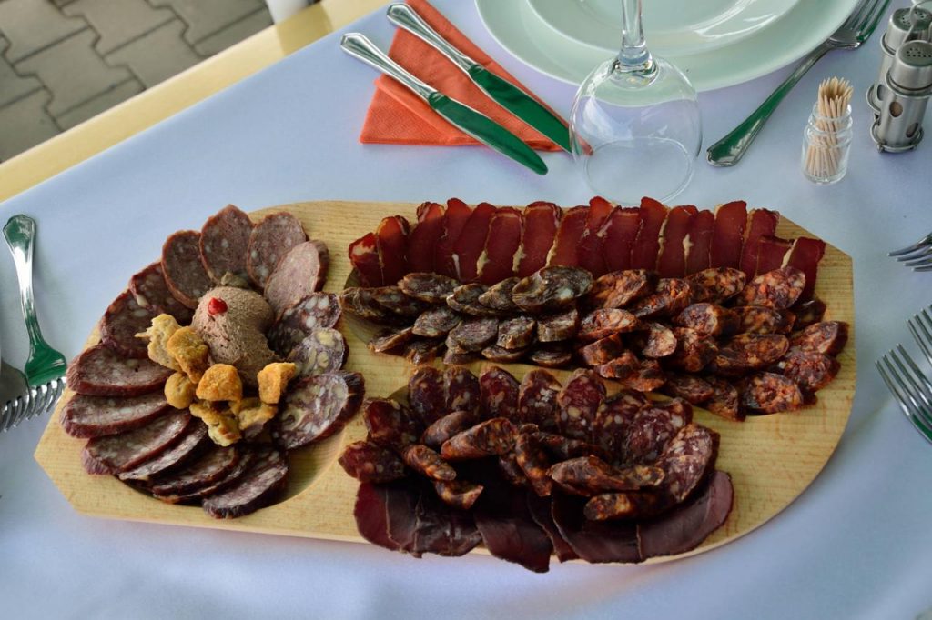 Platou mare cu felii de carne și mezeluri