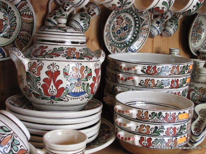 Vase ceramice pictate, expuse unul lângă altul