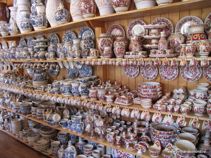 Rafturi acoperite cu vase și obiecte ceramice decorate