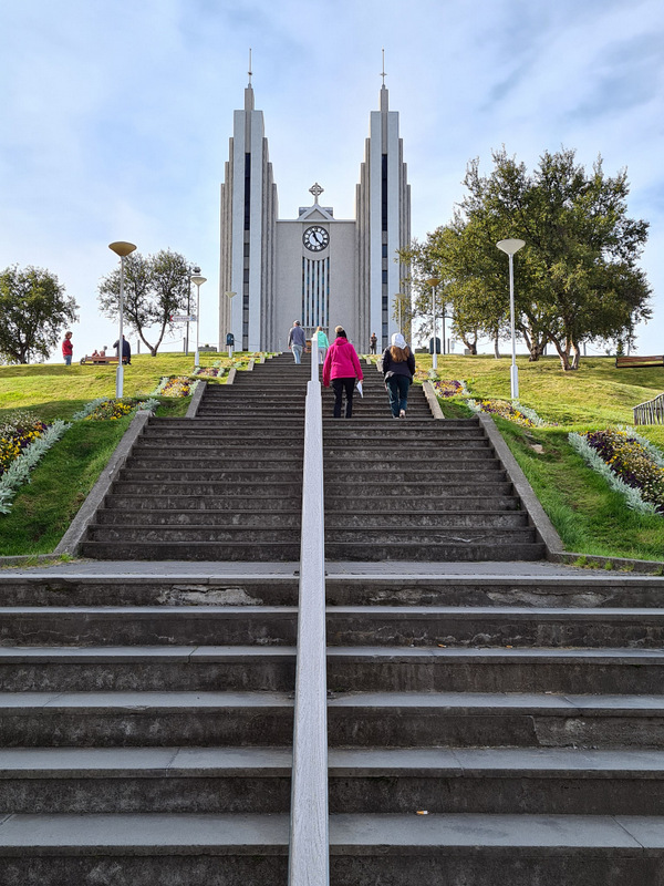 Scară lungă spre o biserică albă cu două turnuri