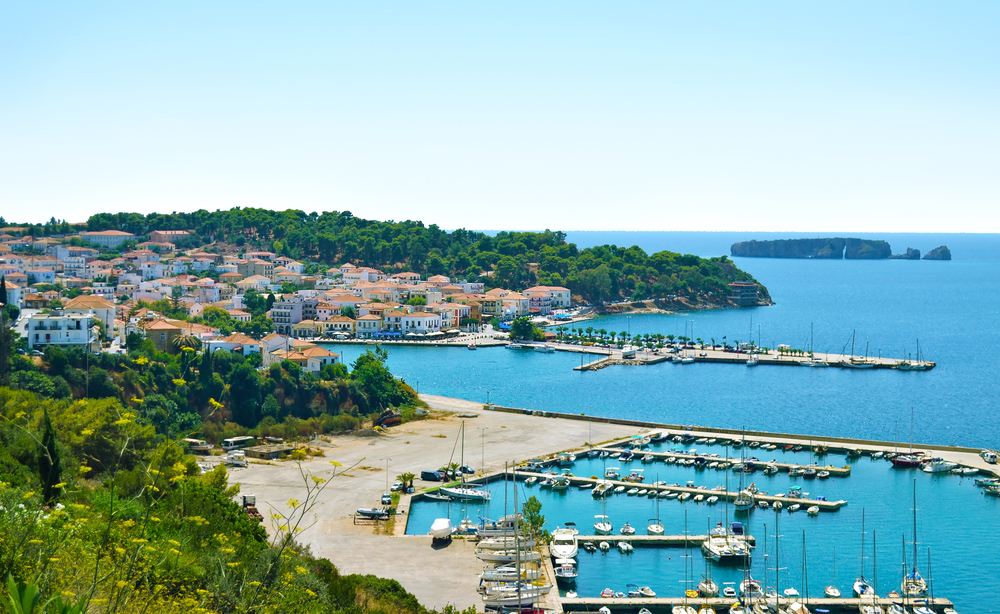 Oraș de coastă și port cu pontoane, văzute de pe deal