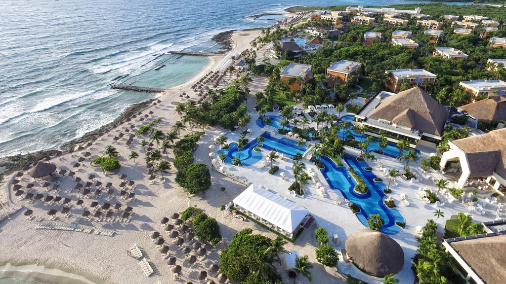 Complex pe litoral, cu piscine, văzut de sus