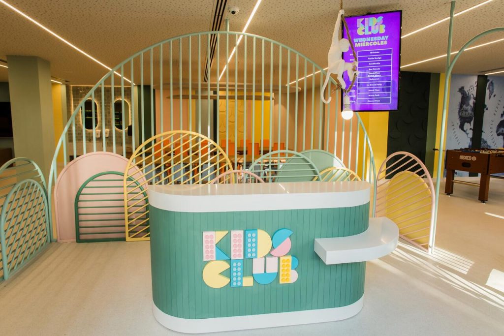 Spațiu interior pentru copii, cu mobilier pastelat și scară
