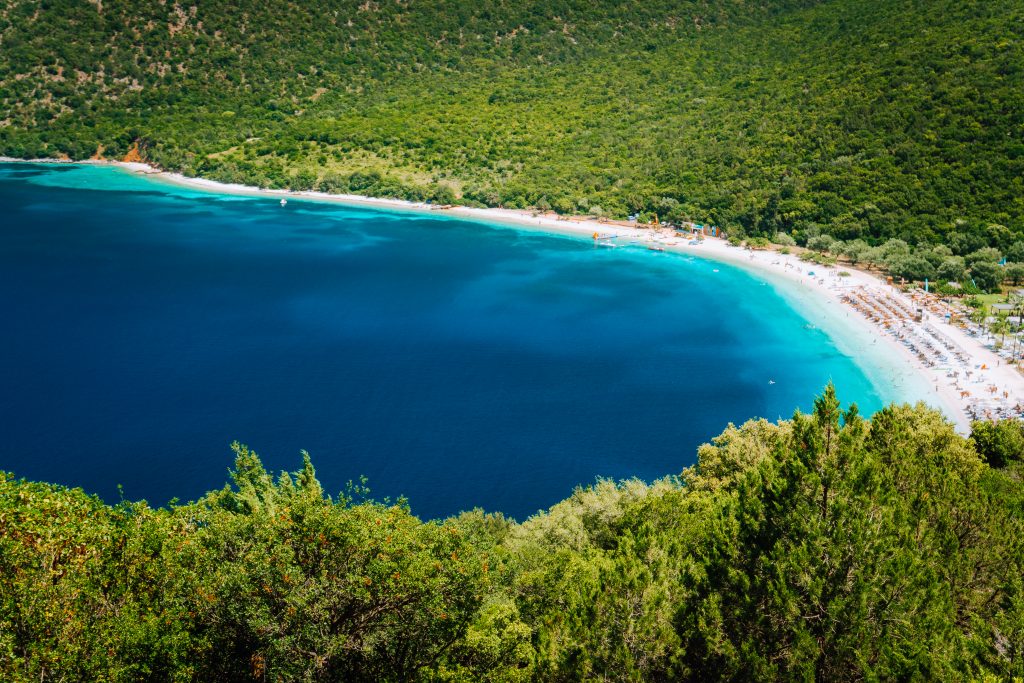 Golful Antisamos văzut de sus, între dealuri împădurite