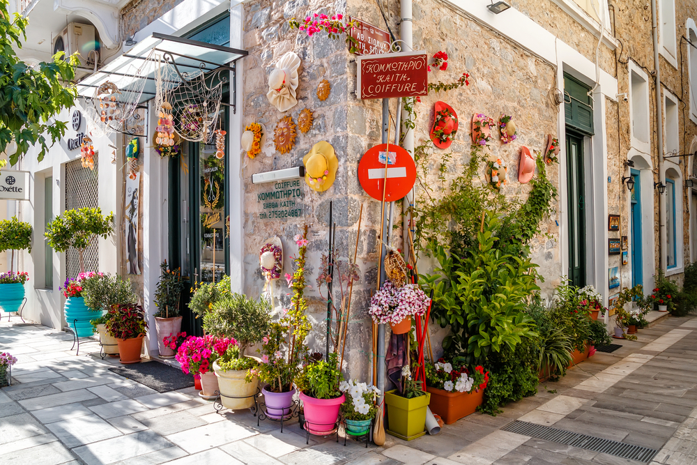 Magazin de colț decorat cu obiecte colorate și ghivece cu flori