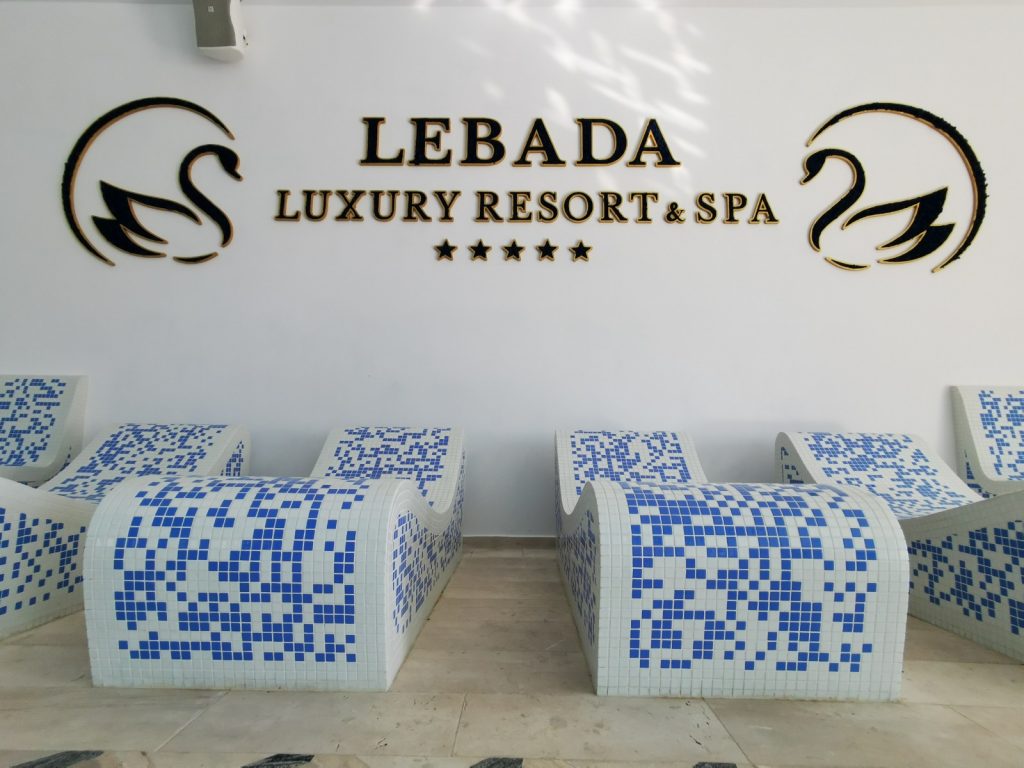 Șezlonguri cu mozaic sub inscripția Lebăda Luxury Resort Spa