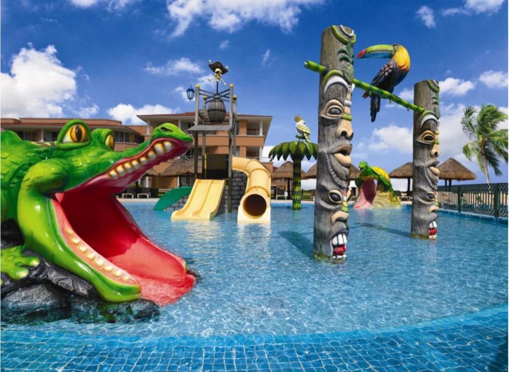 Tobogane colorate și jocuri cu apă, într-o piscină pentru copii.