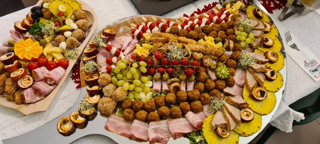 Platouri ample cu aperitive, ouă, legume și fructe
