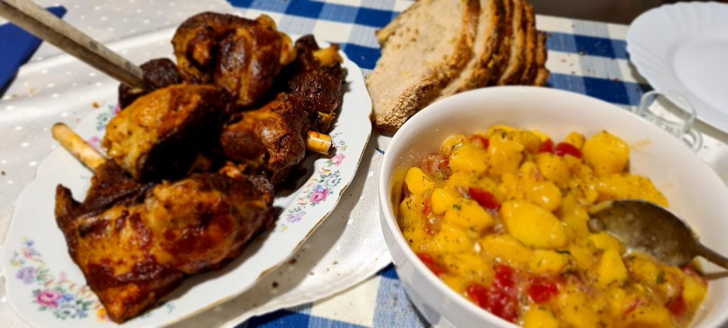 Vase cu preparate din carne și legume colorate