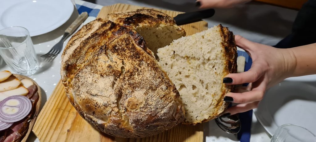 Pâine rotundă scobită, umplută cu un preparat cremos