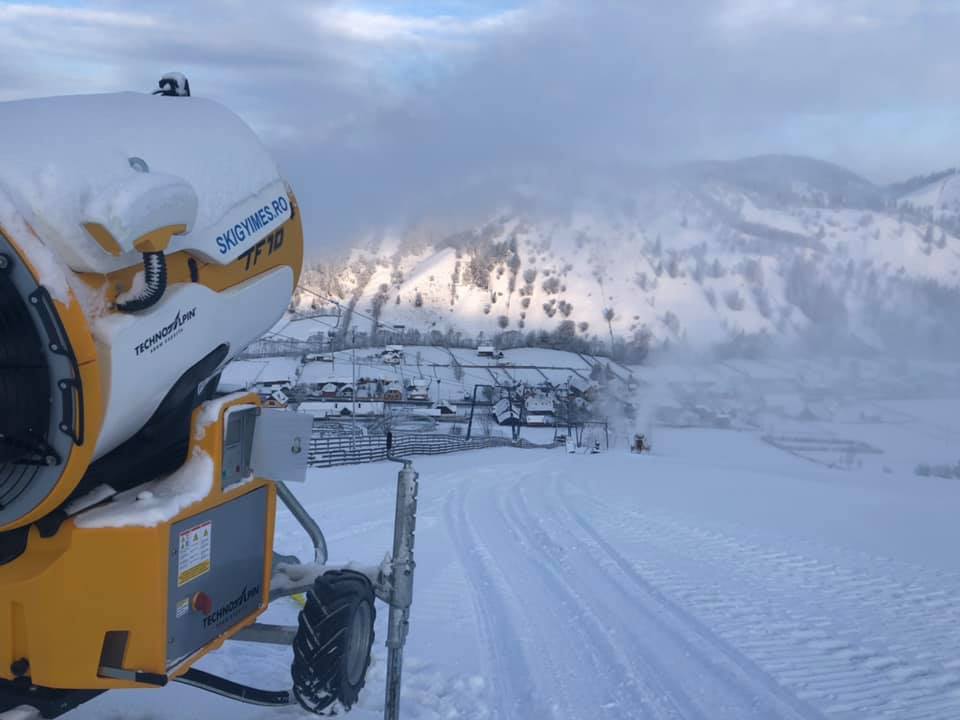 Tun de zăpadă deasupra unei pârtii montane