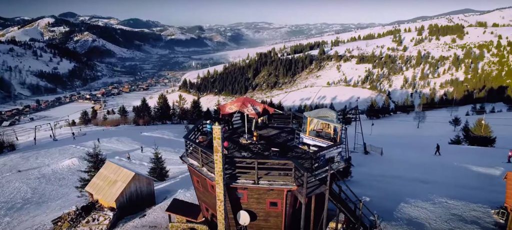 Clădiri și instalații montane într-un peisaj acoperit de zăpadă