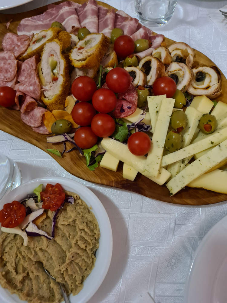 Platou cu brânzeturi, mezeluri, legume și roșii