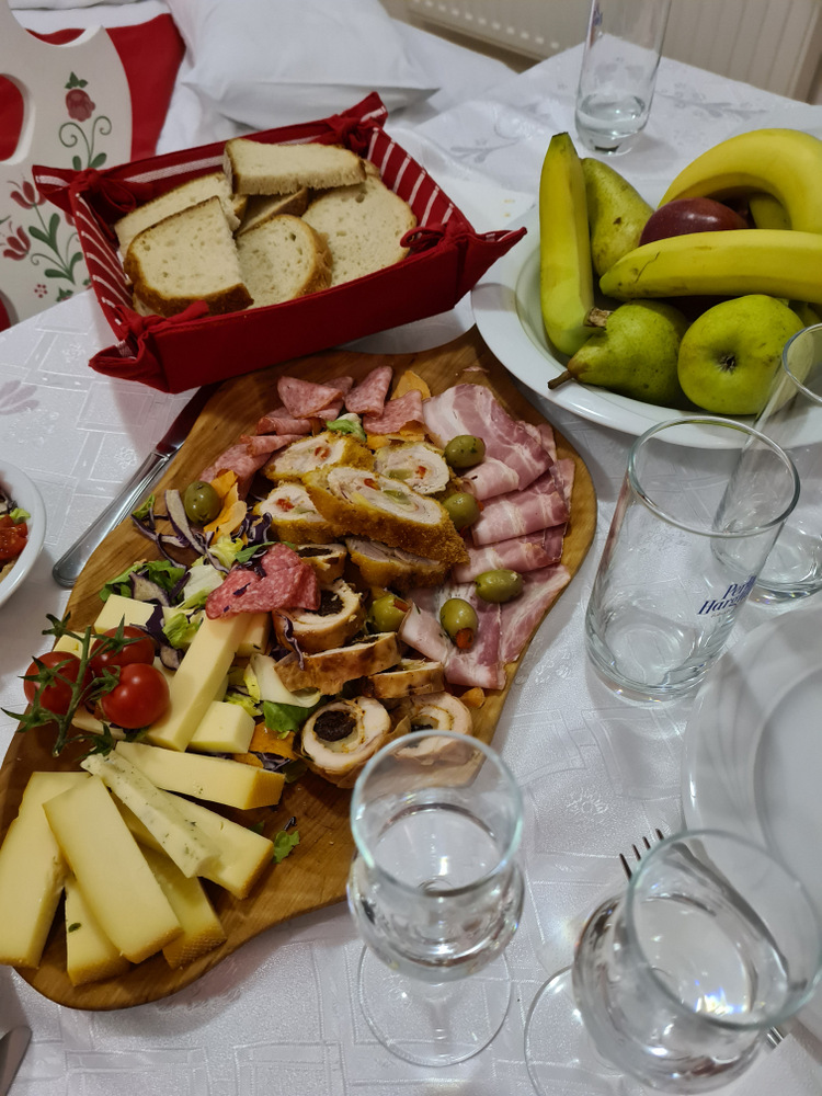 Platouri cu aperitive și legume pe o masă festivă