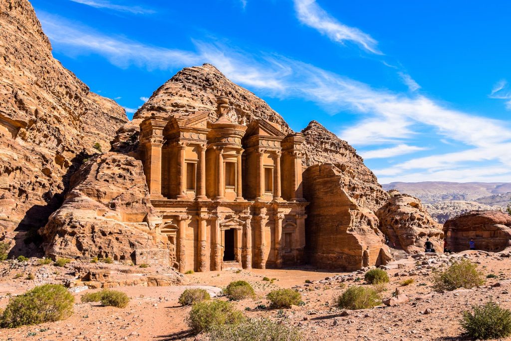 Fațadă monumentală sculptată în stâncă, la Petra