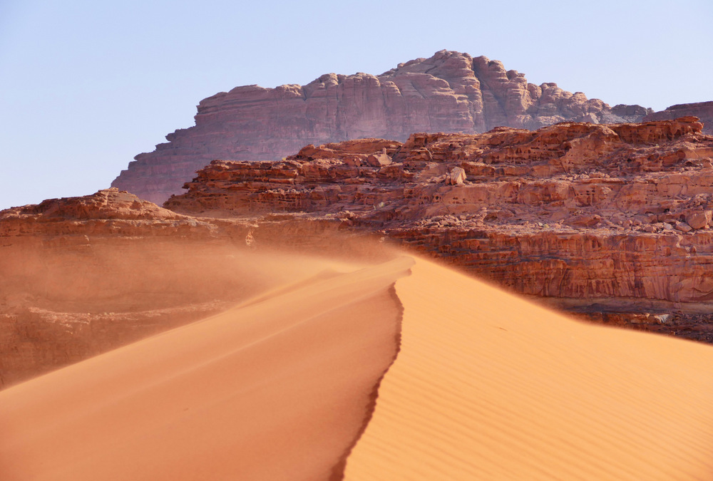 Dună de nisip și munți roșiatici în Wadi Rum