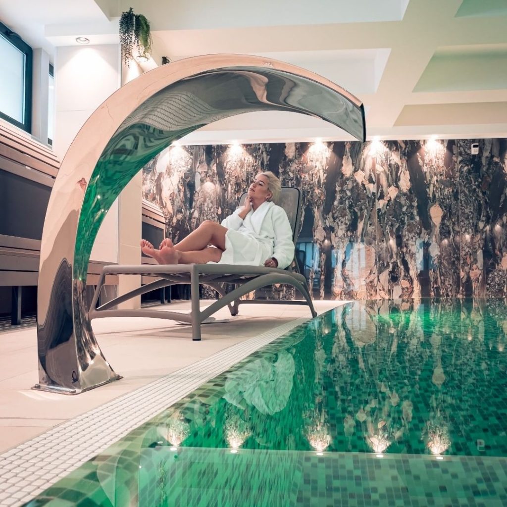 Piscină interioară cu pod arcuit și apă verde
