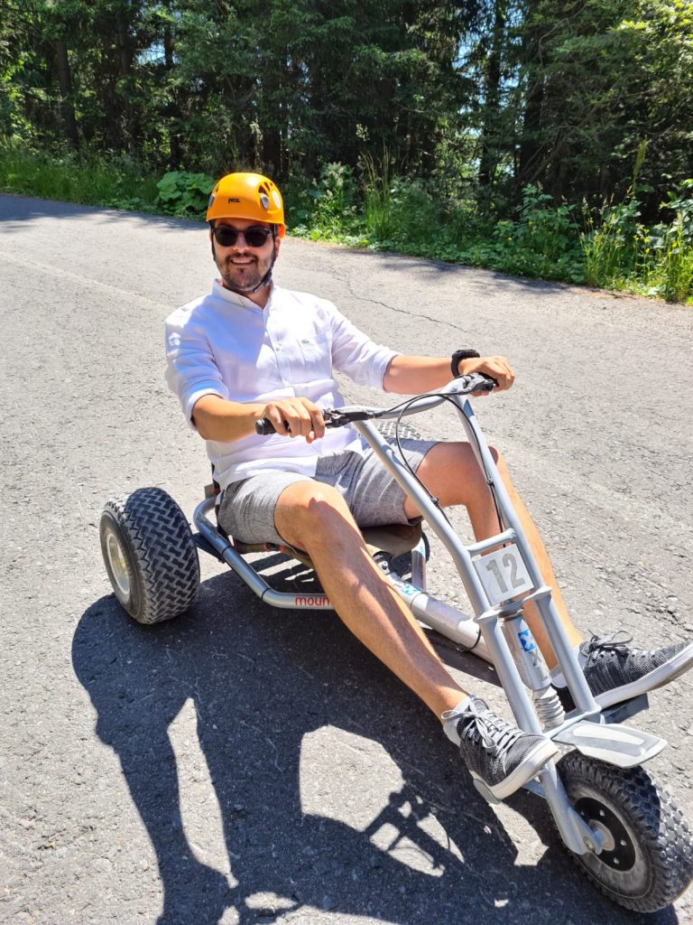 Copil cu cască într-un kart pe un drum