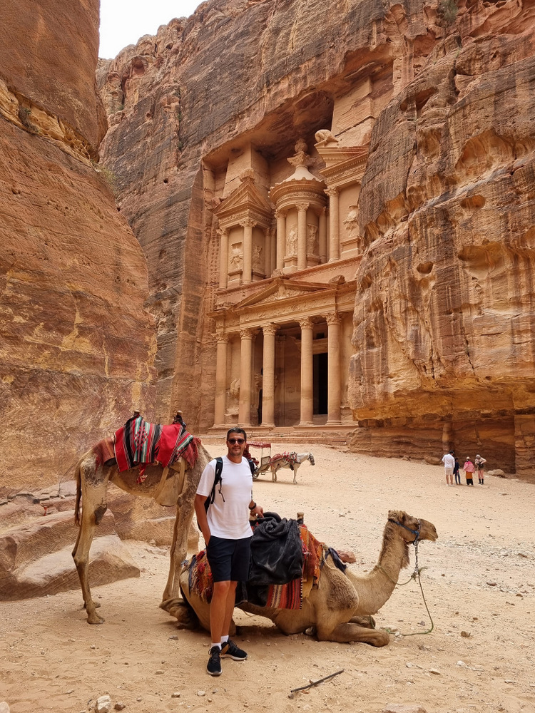 Cămile și vizitatori lângă fațada sculptată din Petra