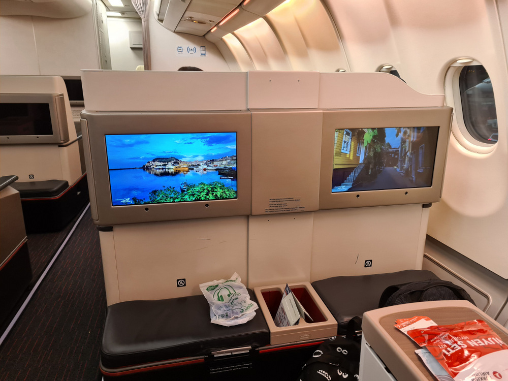 Ecrane individuale montate în fața fotoliilor din avion.