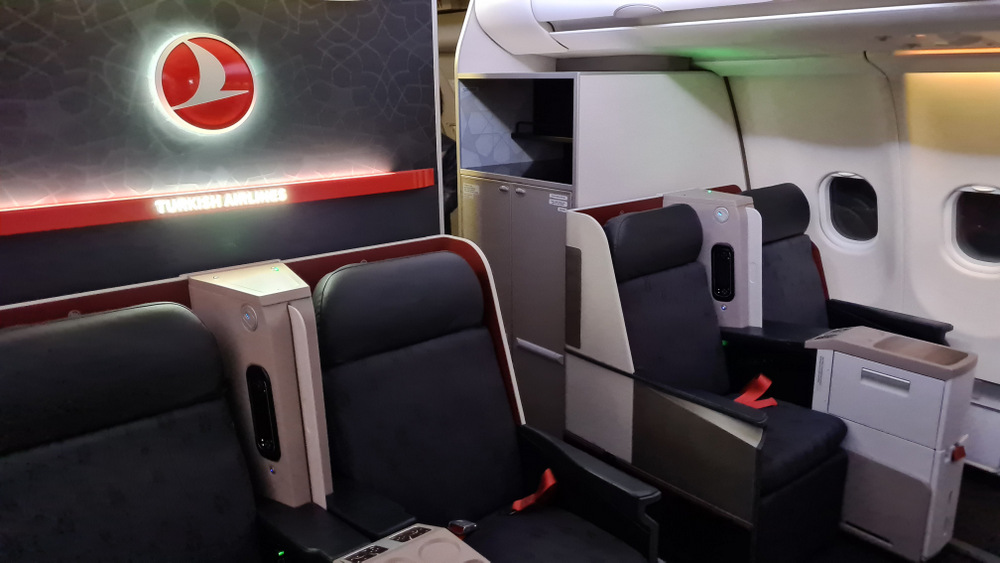 Fotolii goale separate prin panouri în cabina avionului.