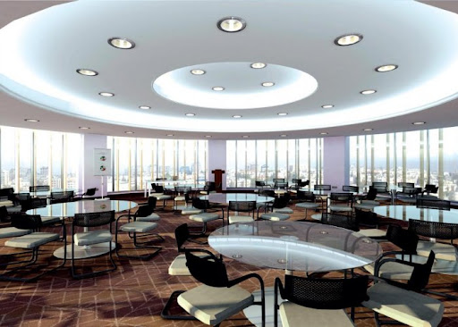 Restaurant luminos cu mese rotunde și plafon circular.