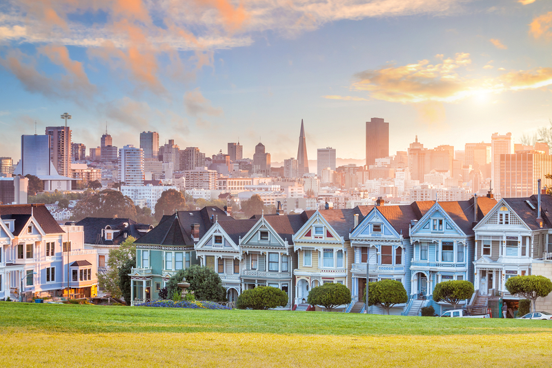 Case colorate, cu panorama San Franciscoului în fundal