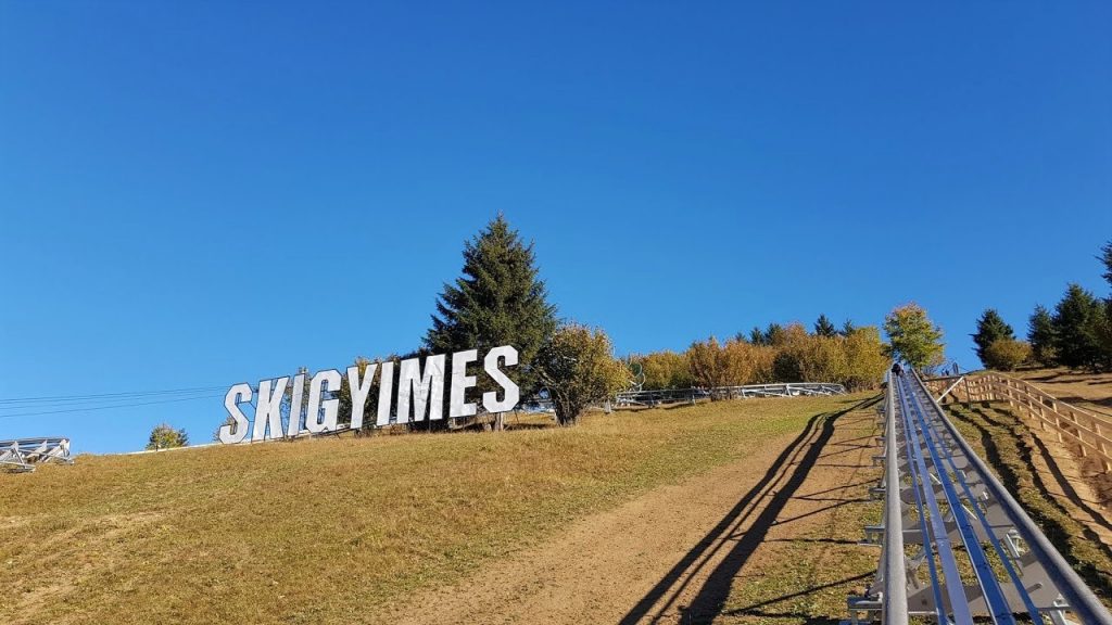 Literele Skigyimes pe un deal lângă șine de bob