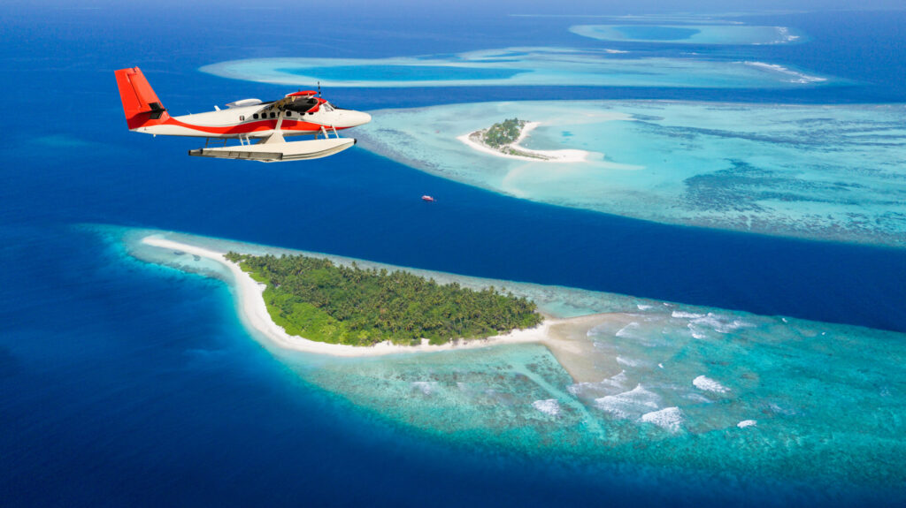 Hidroavion deasupra unei insule tropicale cu lagună