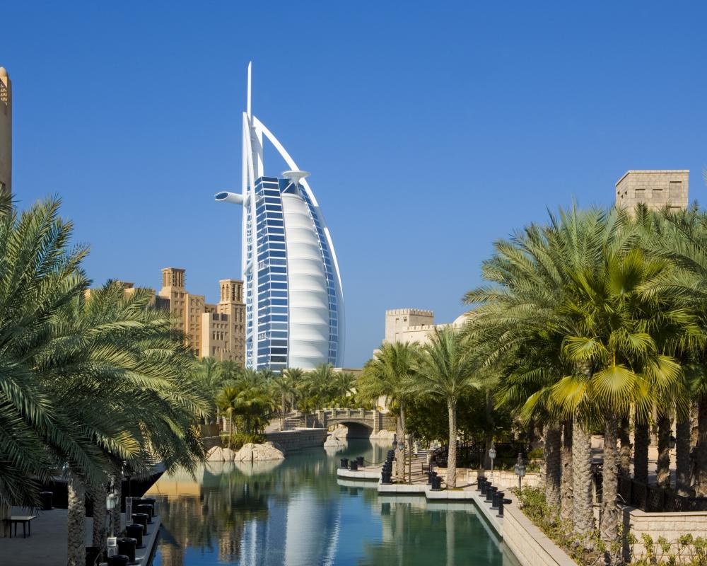 Burj Al Arab, printre palmieri și clădiri