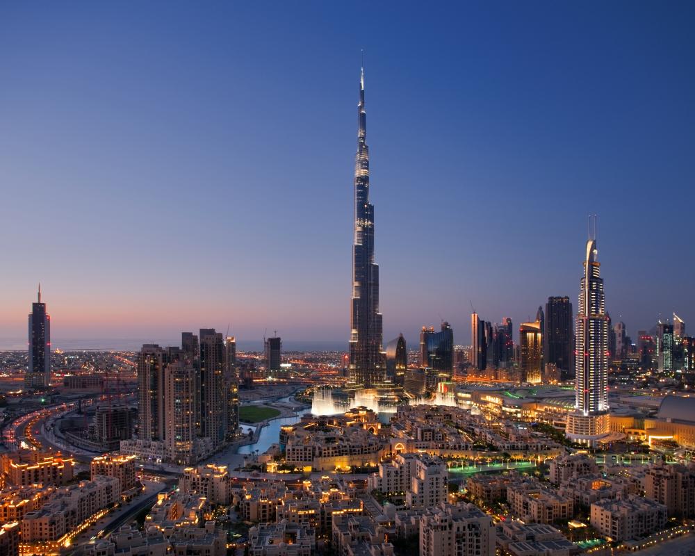 Panorama Dubaiului la apus, cu Burj Khalifa