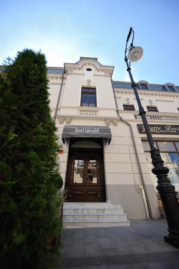 Fațadă îngustă cu intrare ornamentată, lângă un felinar stradal.