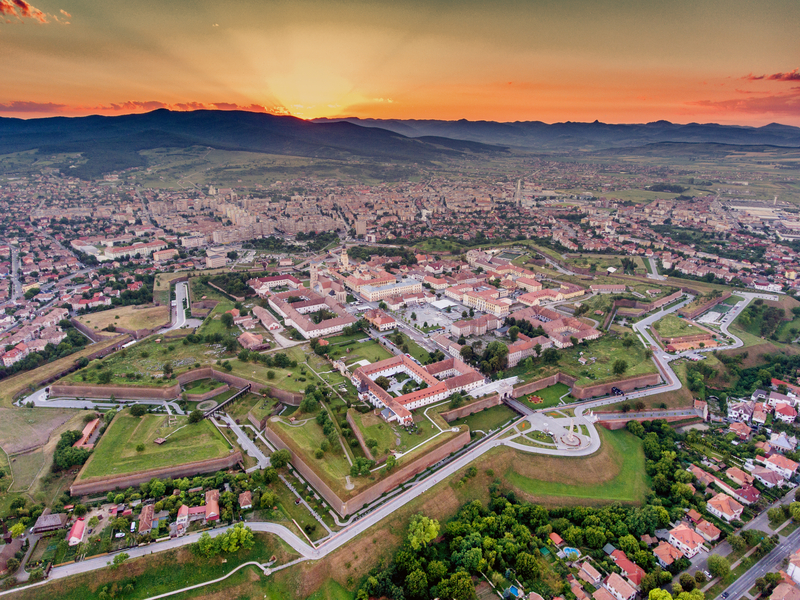 Vedere aeriană asupra unei fortificații stelate și a orașului, la apus.